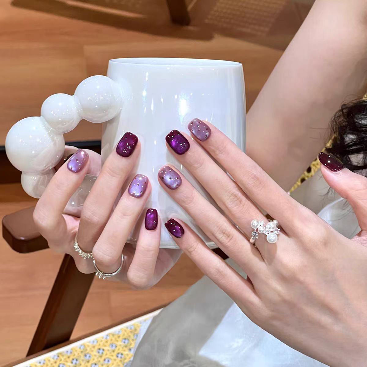 1Artificial nails with ombre effect and glitter Miroken