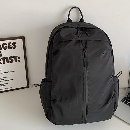 1Everyday backpack with smart compartment system and water-repellent material Miroken
