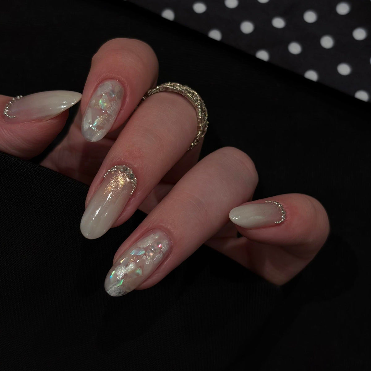 1Artificial nails with shimmering accents and elegant applications Miroken
