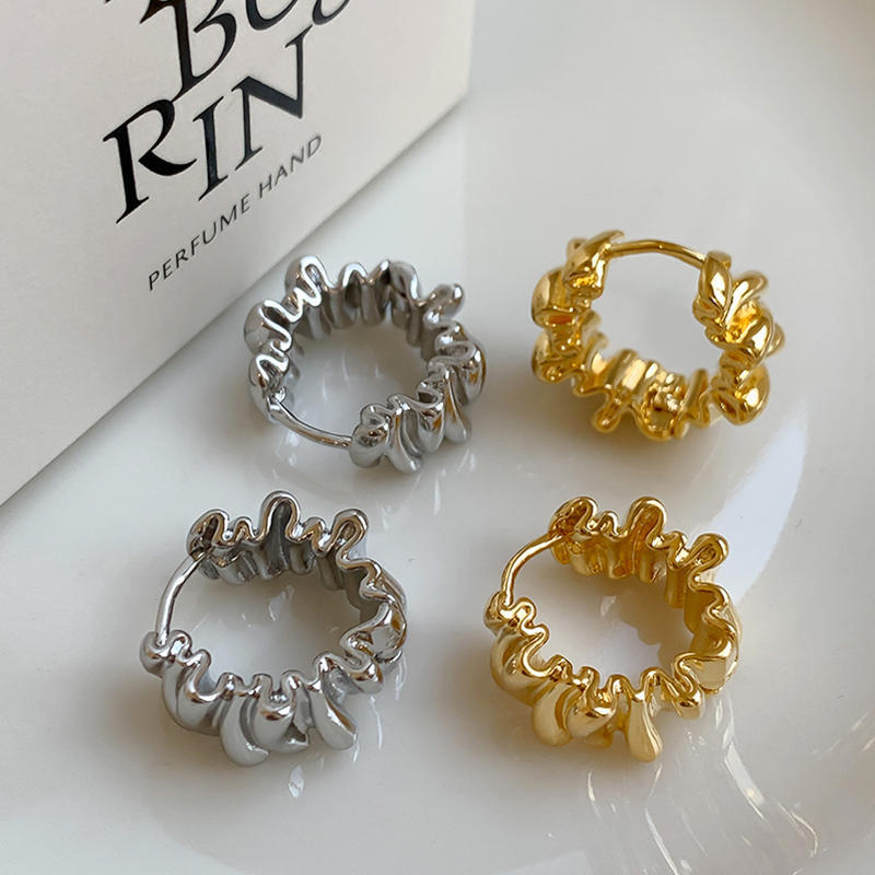 1Stylish studs in modern ribbed design Miroken