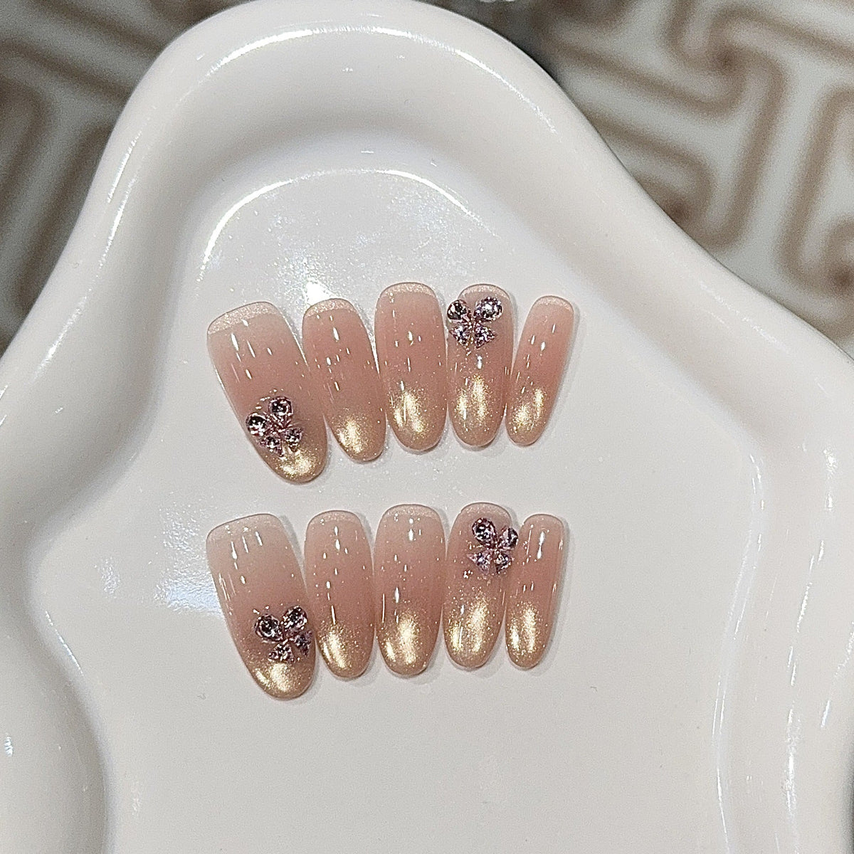 1Elegant artificial nails with glitter and floral design Miroken