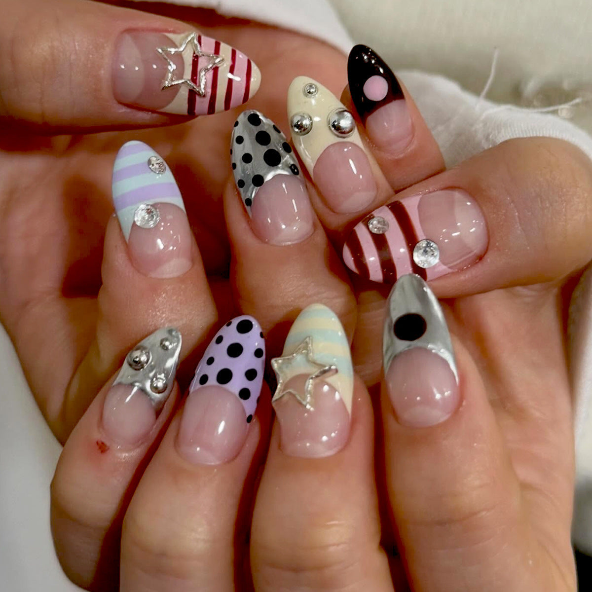 1Artificial nails with creative design and sparkling accents Miroken