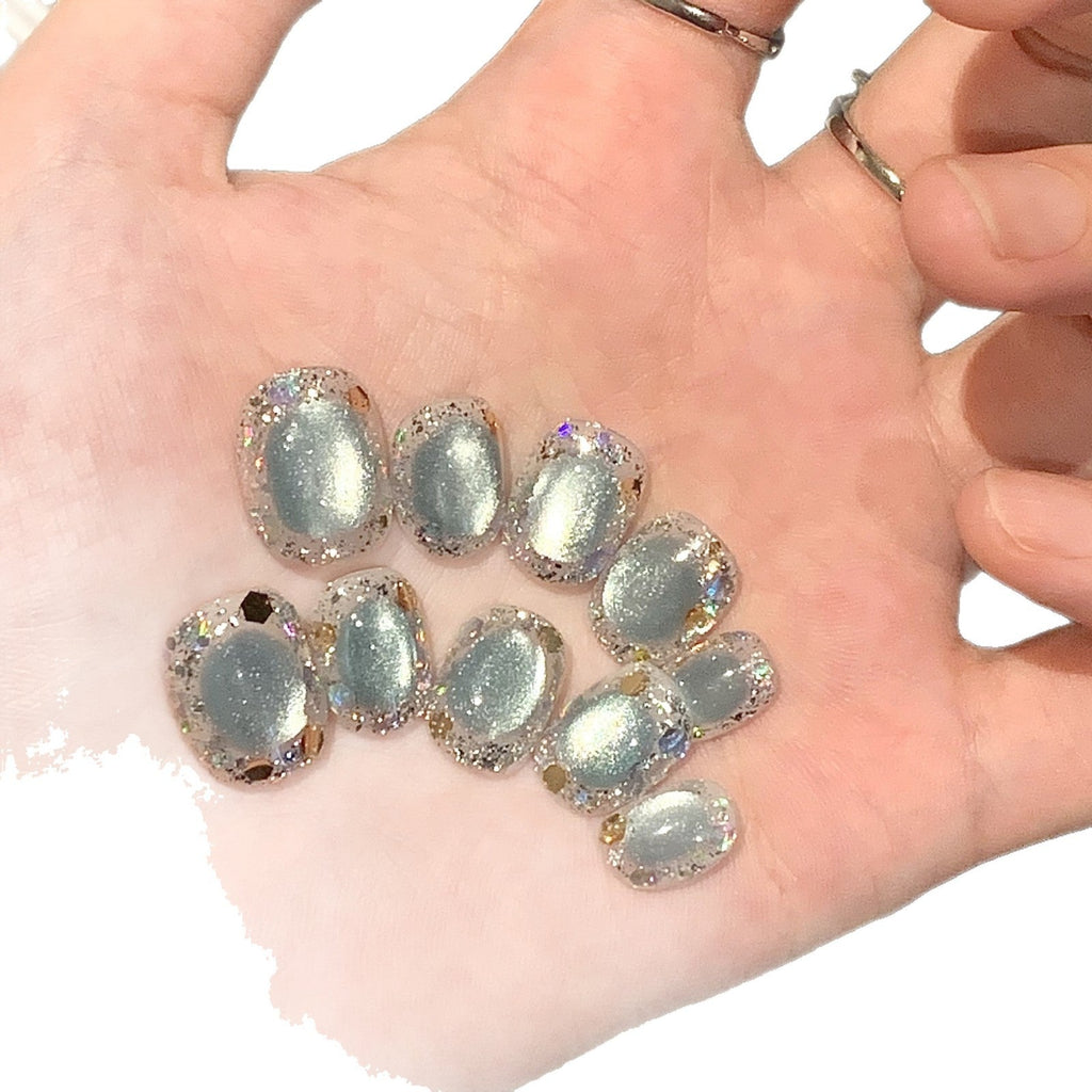 1Artificial nails with glamorous accents Miroken