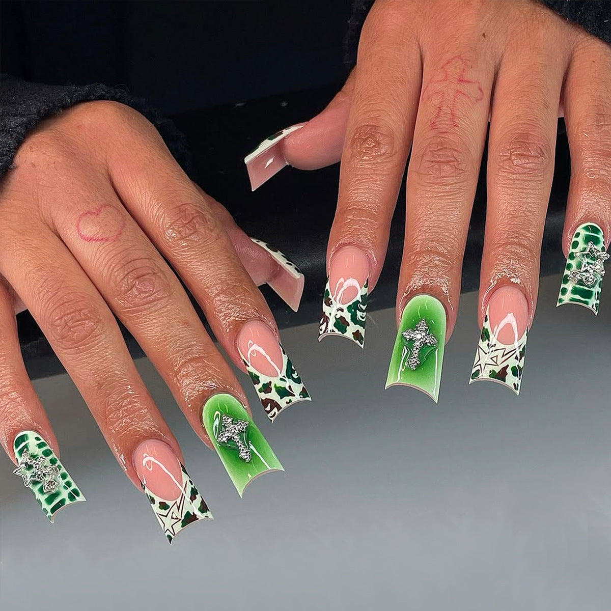 1Artificial nails with striking design Miroken