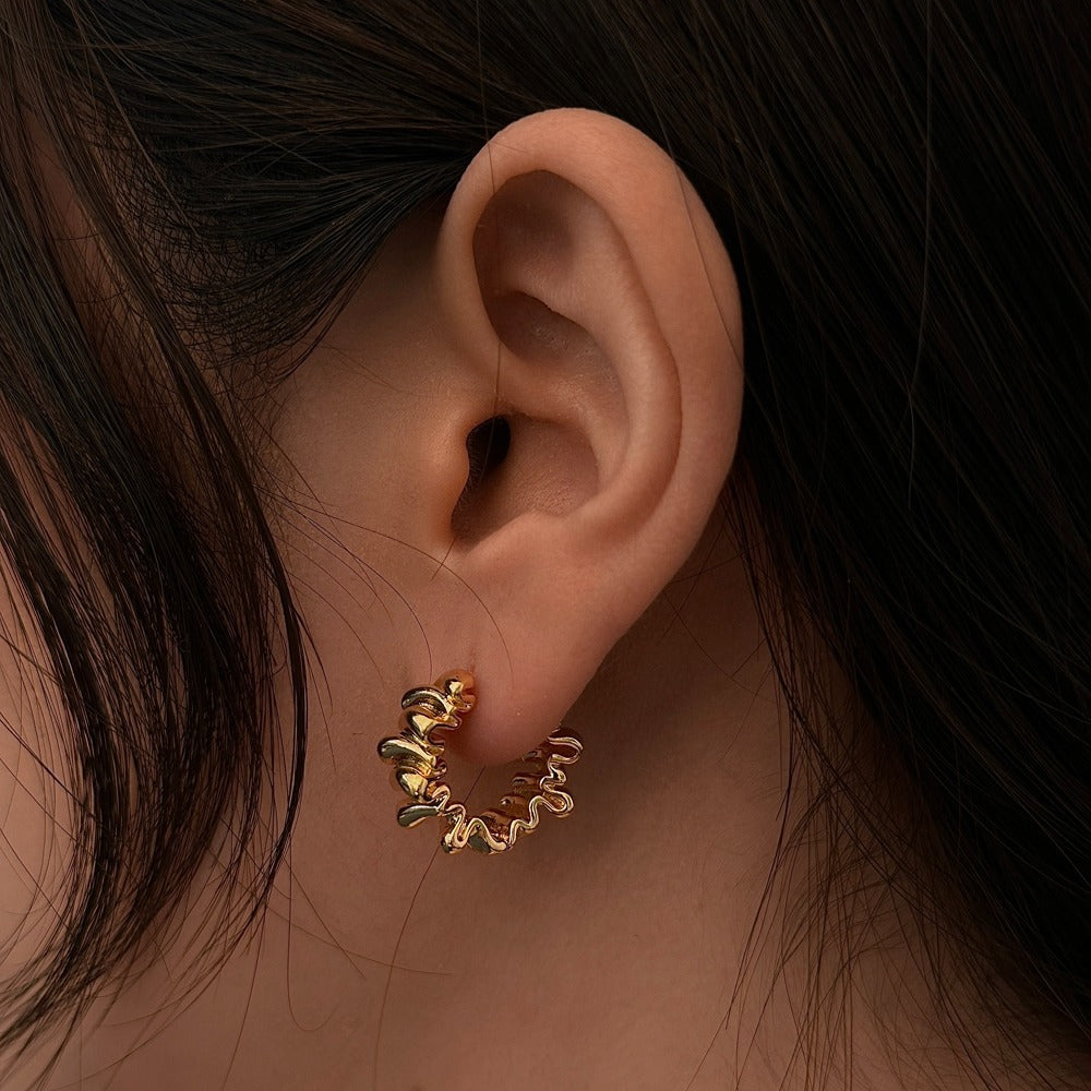 1Stylish studs in modern ribbed design Miroken
