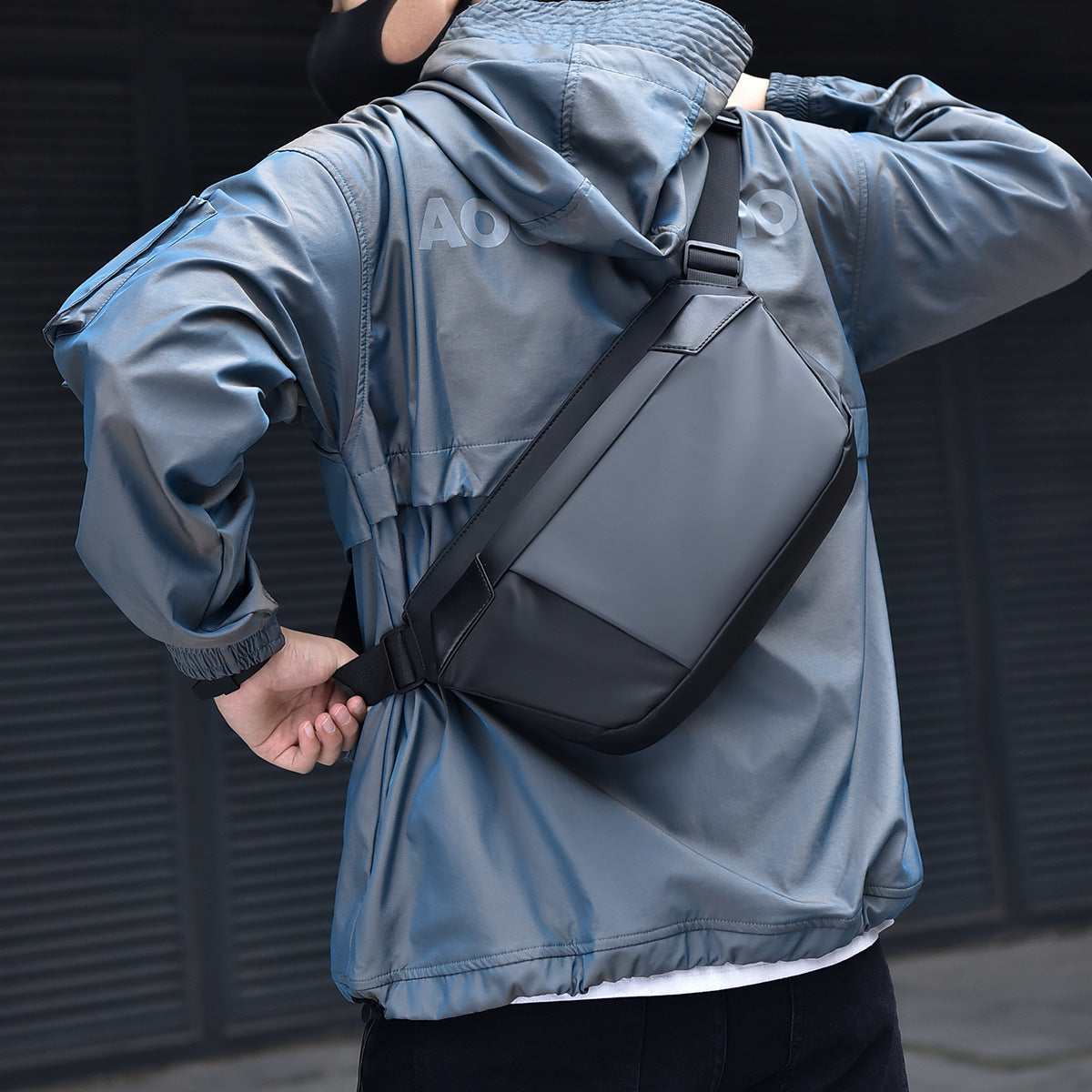 1Practical shoulder bag made of waterproof material with an adjustable carrying strap Miroken