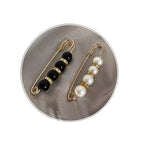 Brooch made of pearls and alloy